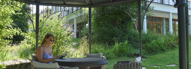 Dame im Pavillon Dame im Pavillon