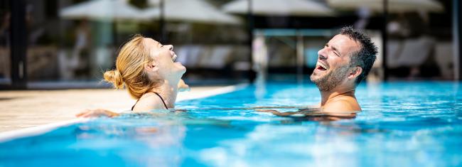 Paar im Pool Paar im Pool