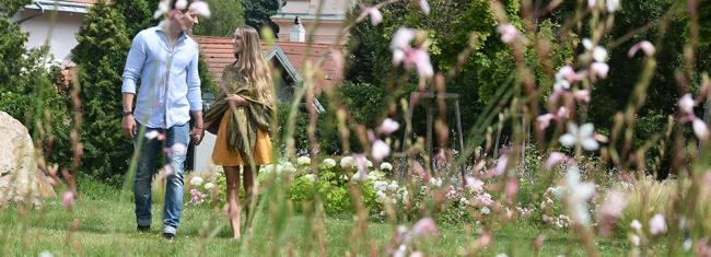 Paar geht im Schlosspark spazieren Paar im Park
