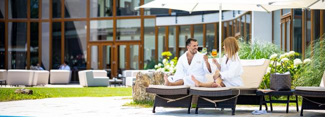 Wellness in the Mauerbach Castle Park Couple at the pool