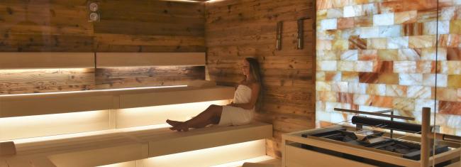 Dame in der Sauna
