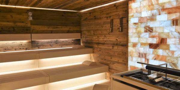 Finnische Sauna mit Salzsteinwand